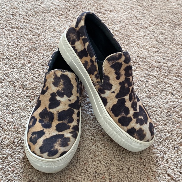 Steve Madden size 6.5 Gills leopard print canvas slip on sneakers. - Picture 2 of 7